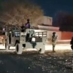Exhiben a extranjera por agredir a perritos en playa Mazunte, Oaxaca (Video)